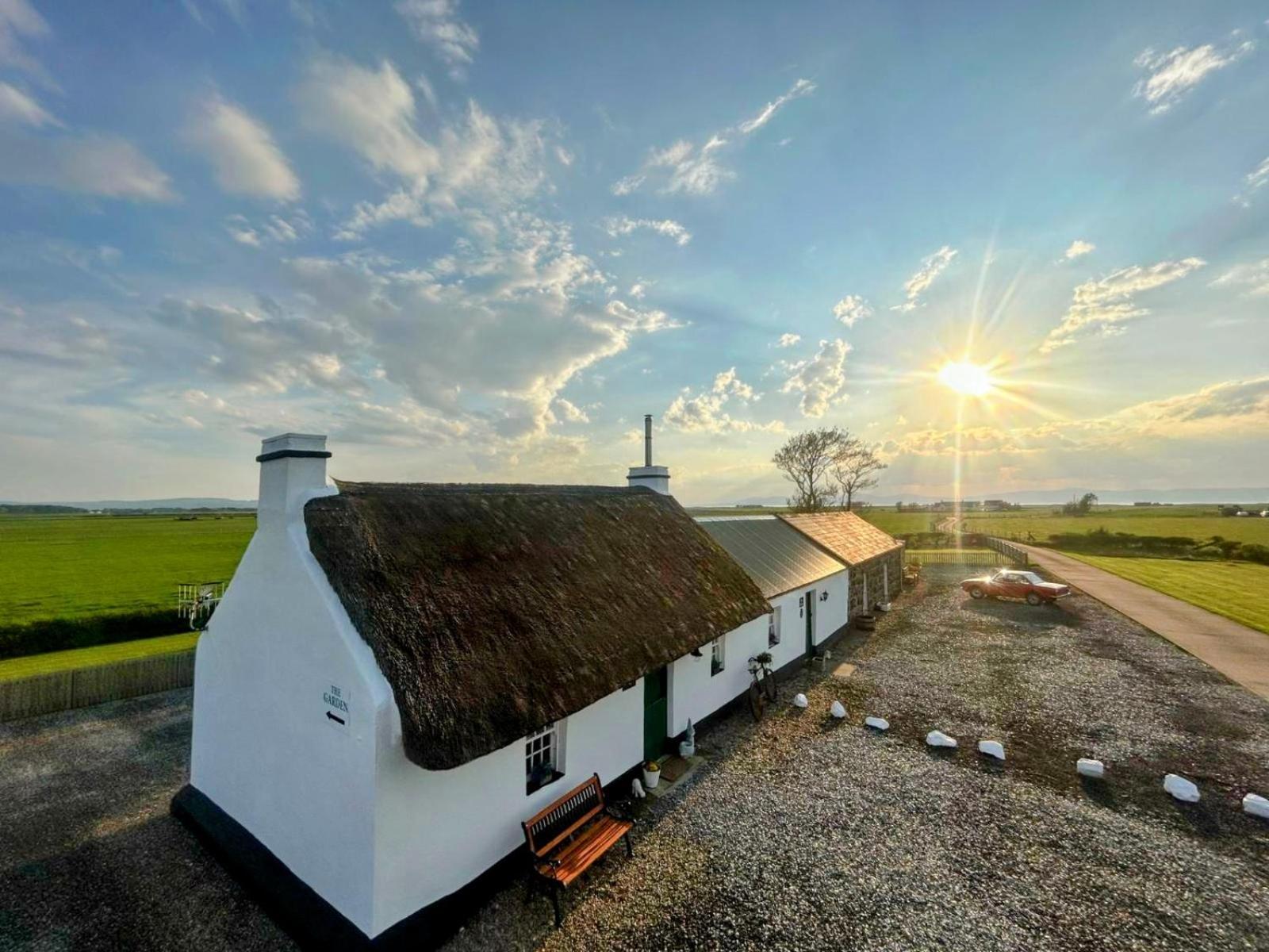 Cissy'S Cottage - Traditional Thatched Cottage, Near To Beach Aghanloo ภายนอก รูปภาพ