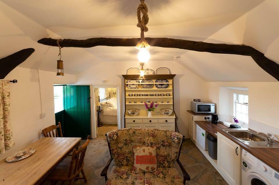 Cissy'S Cottage - Traditional Thatched Cottage, Near To Beach Aghanloo ภายนอก รูปภาพ
